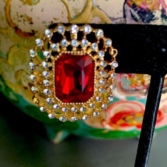 Vintage Gorgeous Faceted Blood Red Glass cabochon Crystals Earrings, Unmarked - Picture 2 of 4